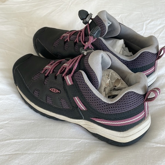 Girl’s Keen size 4 walking shoes - Picture 3 of 9